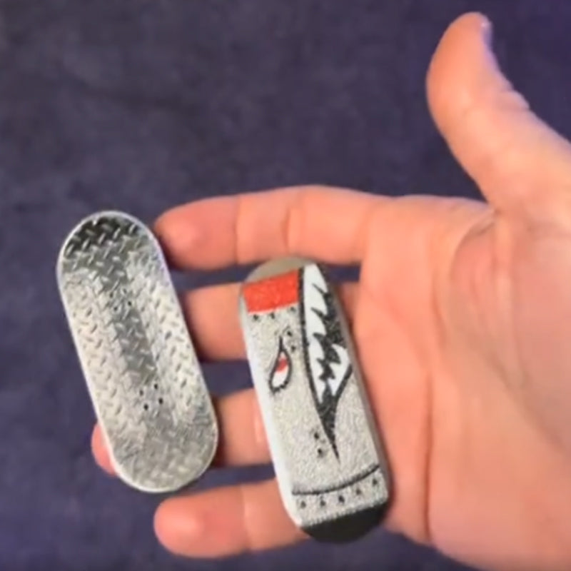 Stress-relieving and opwinding fingers skateboard